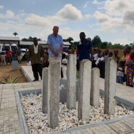 Bouw ebola monument